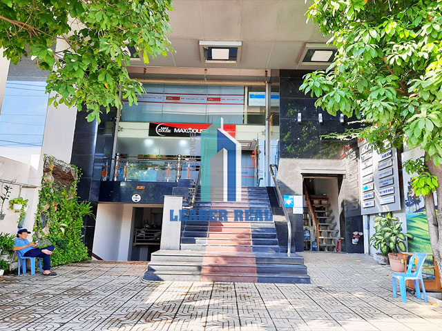 Lối vào tòa nhà cho thuê văn phòng quận Bình Thạnh Hoàng Minh Building