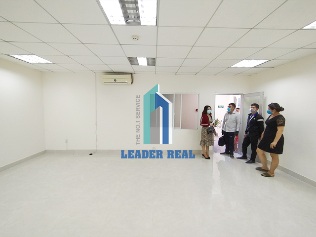Khách hàng xem mặt bằng thực tế tại tòa nhà cho thuê văn phòng quận Bình Thạnh Hoàng Minh building