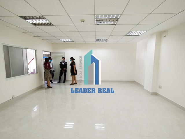 Nhân viên Leader Real hỗ trợ khách xem mặt bằng tại văn phòng cho thuê quận Bình Thạnh Hoàng Minh building
