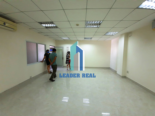 quản lý tòa nhà cho thuê văn phòng quận Bình Thạnh Hoàng Minh building hỗ trợ khách hàng anh Long xem mặt bằng